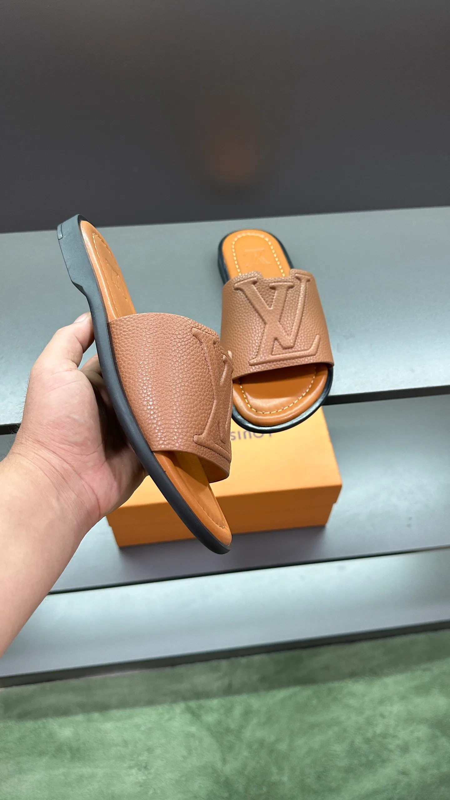 P280 🔍Top purchasing agent LV men's spring and summer slippers counter synchronized. The uppers are made of cowhide fabric imported from Italy, with logo graphics and high-quality craftsmanship. The soles are: original soles specially provided by the original factory. Exclusive molded soles are super comfortable. Original factory follow-up orders. 🔍🔍High quality. You can enter and exit the counter at will. Welcome to compare. Size 38-45